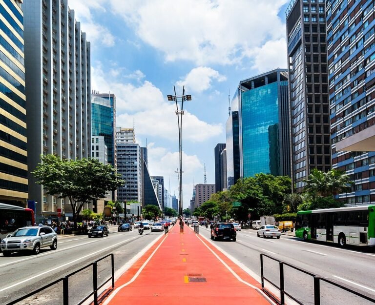 Avenida Paulista no Brasil/Brazil. Investing Time Daily